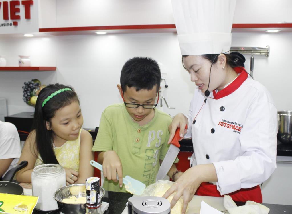 Trẻ em Phường Đa Kao thử sức nghề bánh miễn phí