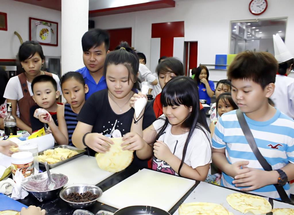 Trẻ em Phường Đa Kao thử sức nghề bánh miễn phí