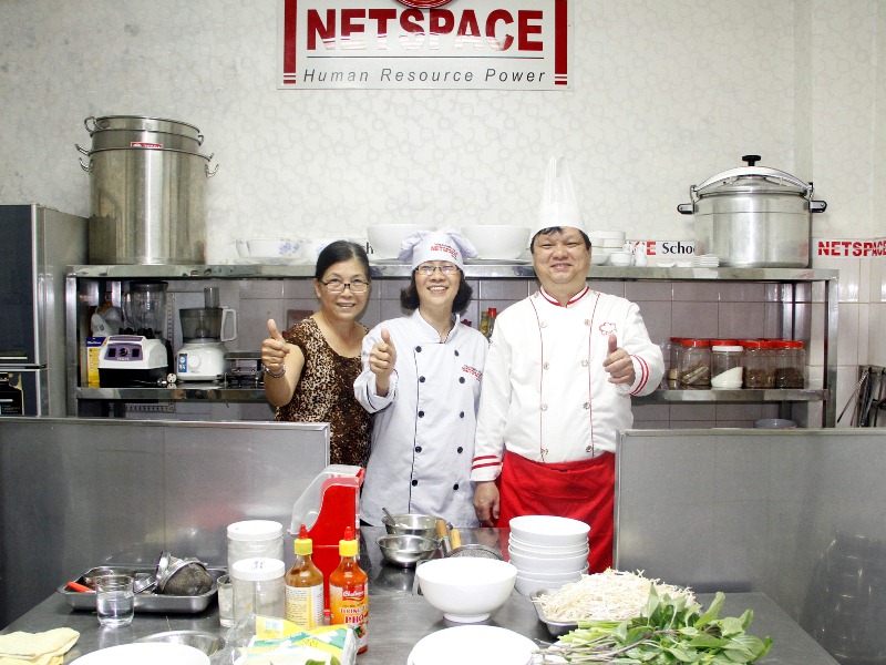 Chị Muôn học nấu Phở Việt để kinh doanh tại Mỹ