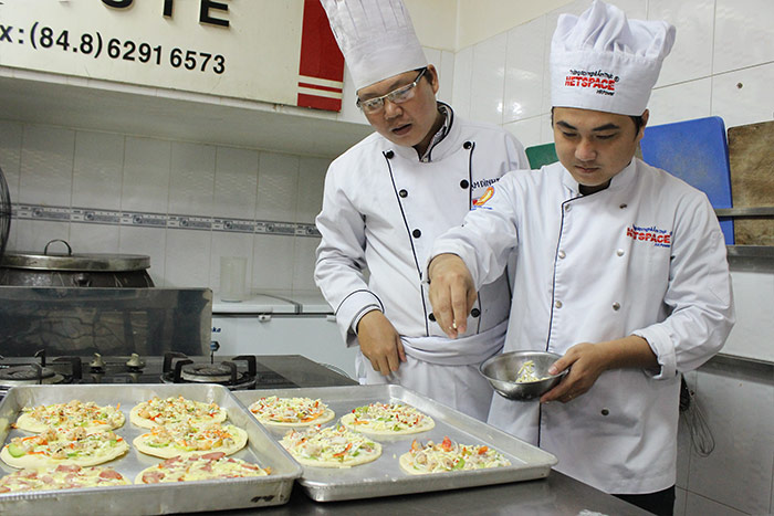 Học làm bánh Pizza để mở cửa hàng kinh doanh