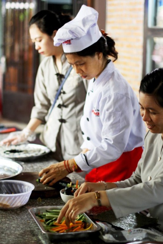Học viên Netspace nấu món chay hiếu kính mùa Vu Lan tại chùa Trúc Lâm Bảo Sơn