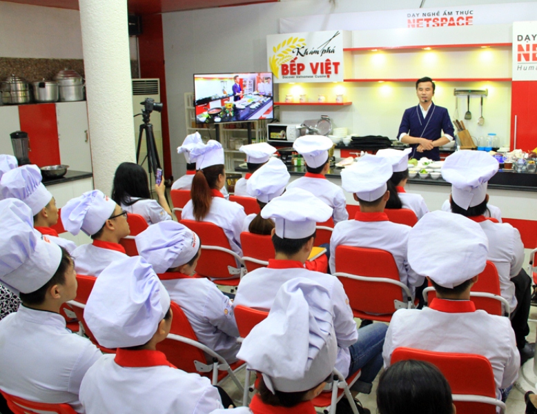Cùng Top Chef Võ Hoàng Nhân sáng tạo món Việt theo phong cách hiện đại