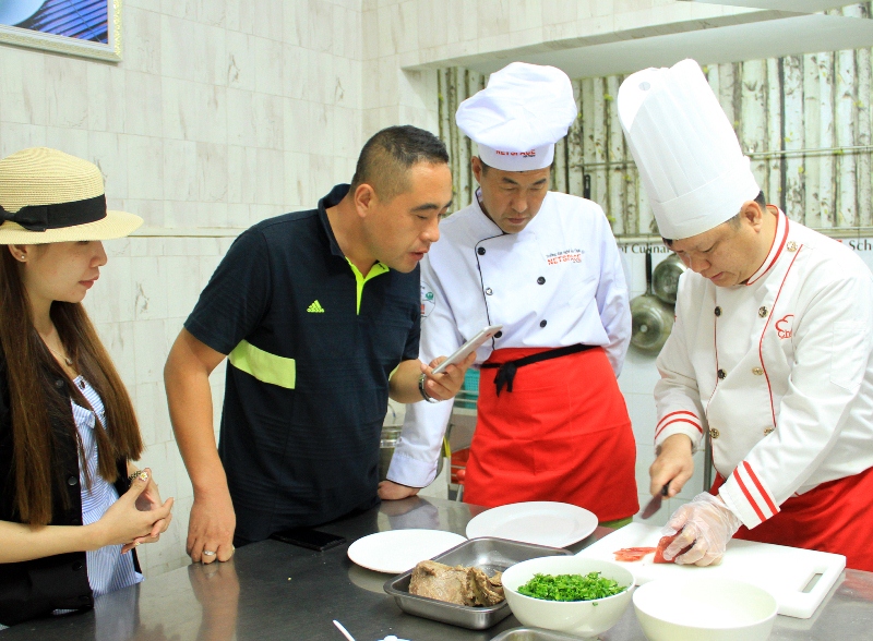 Anh Song Gengxin học nấu Phở để kinh doanh tại Trung Quốc
