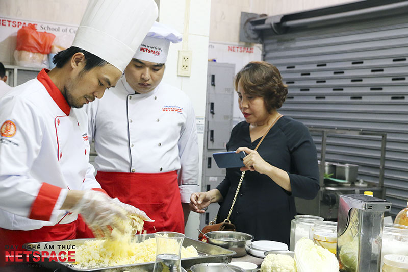 Cô Liên và anh Tuấn Anh học ẩm thực Việt để kinh doanh tại Hàn Quốc