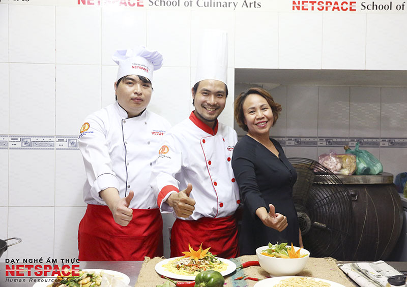 Cô Liên và anh Tuấn Anh học ẩm thực Việt để kinh doanh tại Hàn Quốc