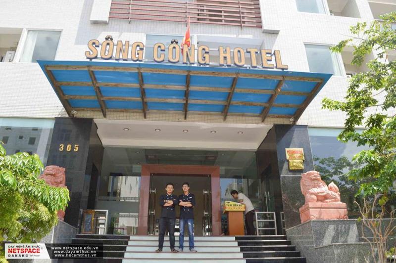 Hai chàng trai Bếp Quốc Tế làm việc tại Khách sạn Sông Công Đà Nẵng