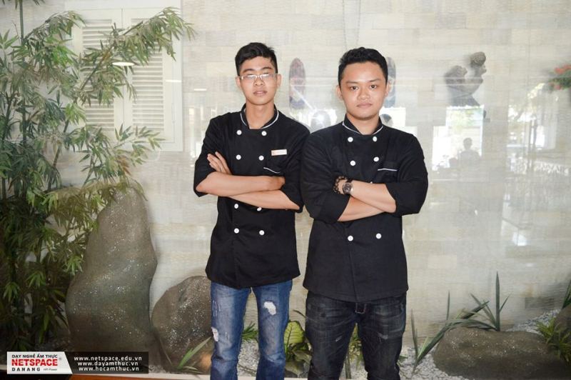 Hai chàng trai Bếp Quốc Tế làm việc tại Khách sạn Sông Công Đà Nẵng