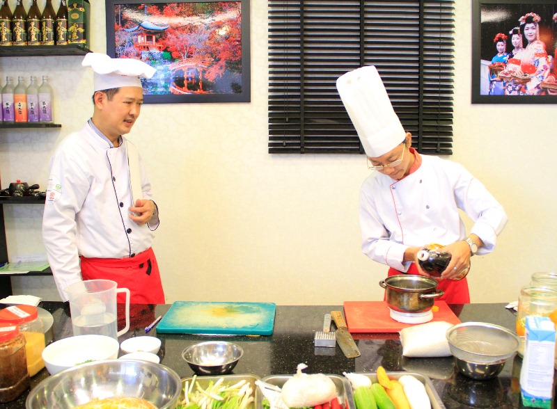 Chú Vinh (California) học nấu Phở, Cơm tấm để cải tiến chất lượng quán ăn