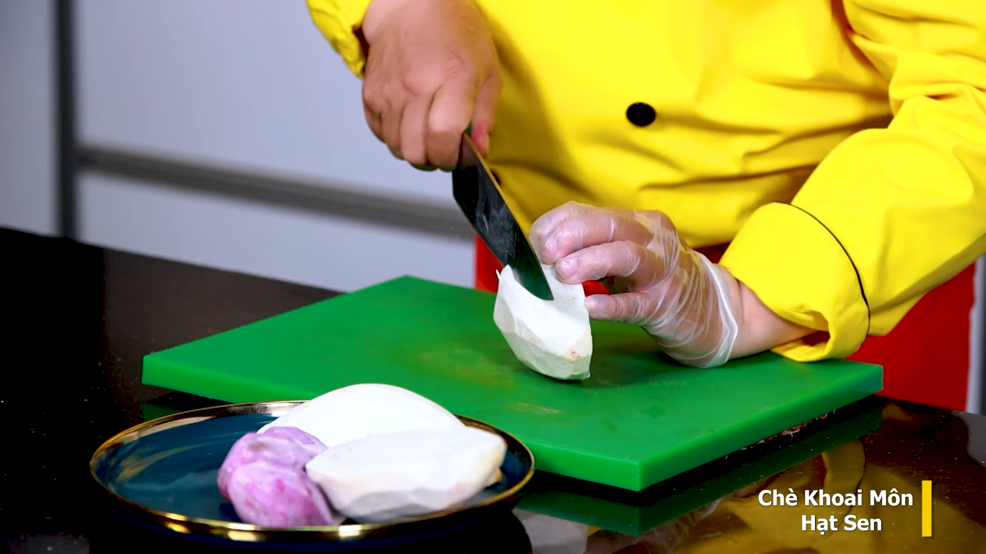 Cách nấu Chè Khoai Môn Hạt Sen theo kiểu Người Hoa thơm ngon, đơn giản
