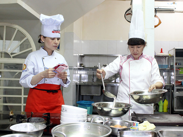 Chị Nguyễn Thị Hòa học bánh truyền thống