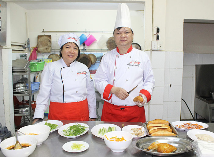 Chị Lài học làm nhân bánh mì để kinh doanh mở quán
