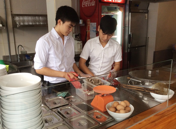 Nguyễn Văn Vinh, Phan Trung Sơn – Học viên bếp Việt khóa 45 – Vừa học vừa làm tại hệ thống Phở 24