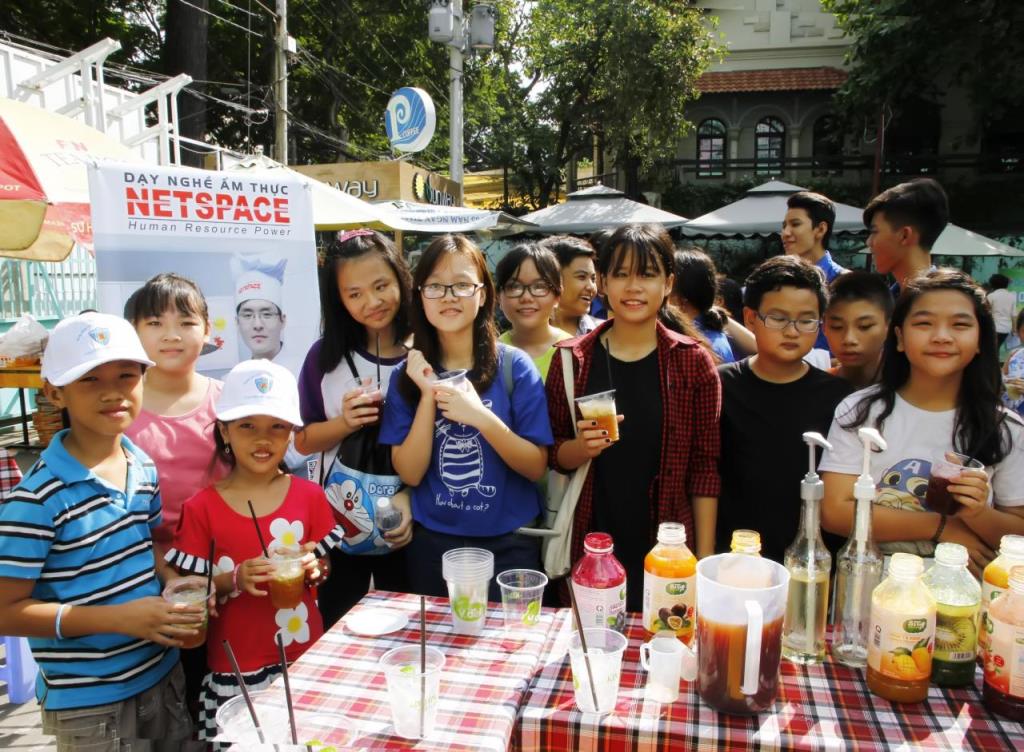 Hàng trăm trẻ em Phường Đa Kao trải nghiệm nghề pha chế
