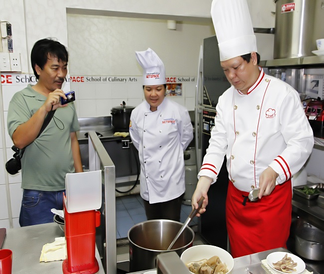 Vợ chồng chị Hoàng Thị Yên học bí quyết nấu Bún bò Huế