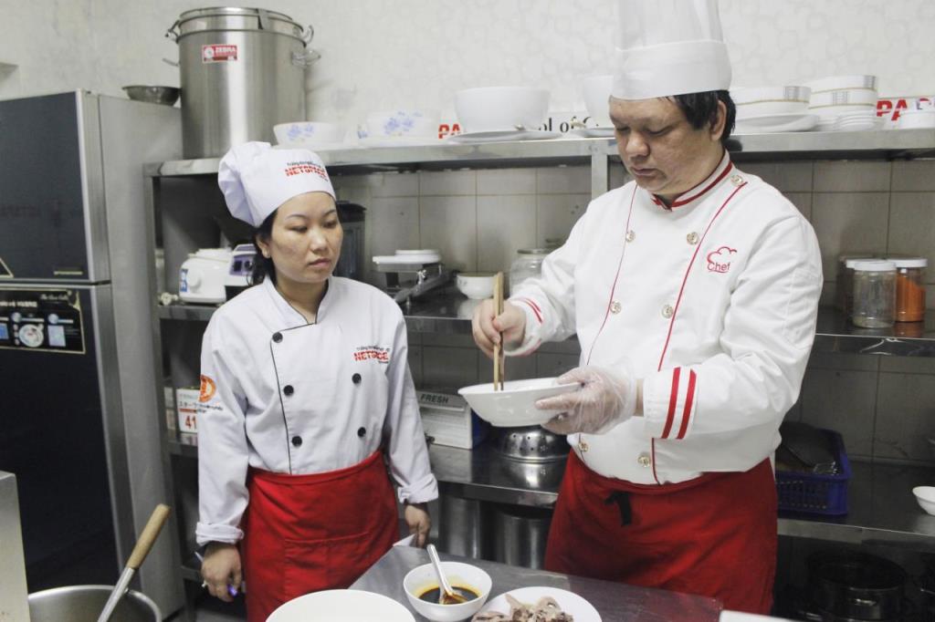 Chị Trâm học bí quyết nấu Hủ tiếu Nam Vang nổi tiếng