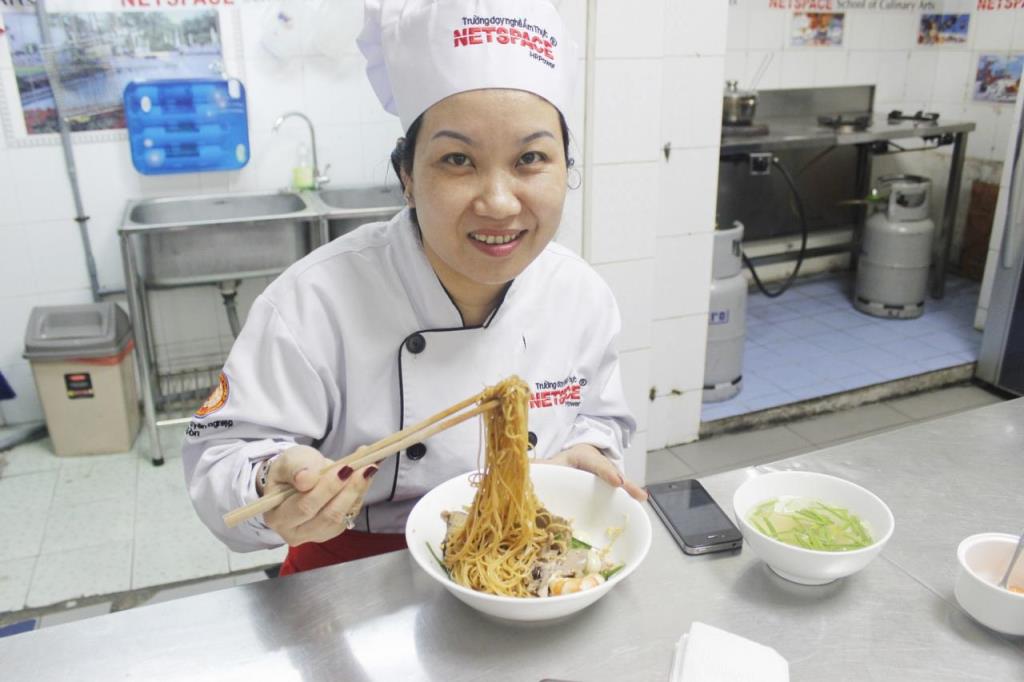 Chị Trâm học bí quyết nấu Hủ tiếu Nam Vang nổi tiếng