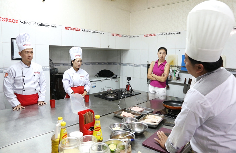 Anh Minh (Mỹ) học làm sốt và nhân bánh mì để kinh doanh