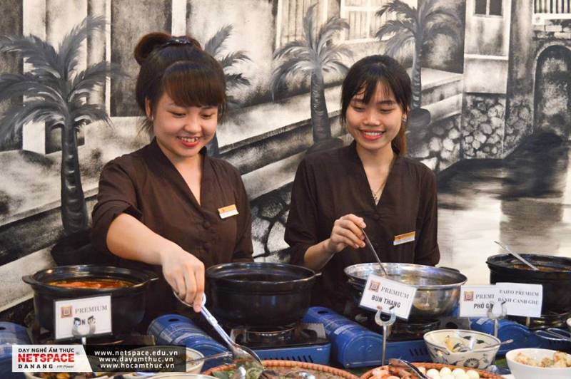 Học viên làm việc tại Nhà hàng Buffet lớn nhất Đà Nẵng