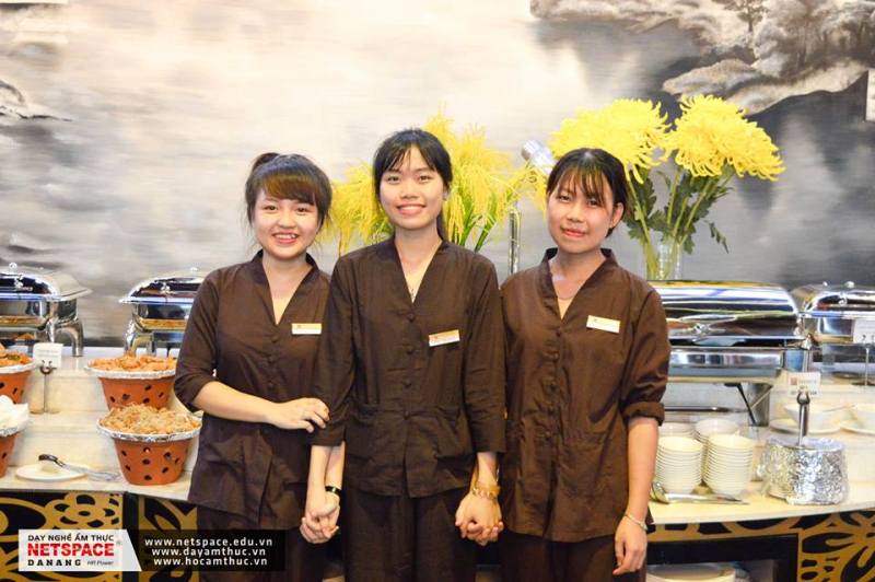 Học viên làm việc tại Nhà hàng Buffet lớn nhất Đà Nẵng