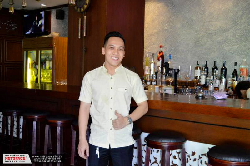 Nguyễn Quốc Hưng-Trưởng bar pha chế tại Khách sạn Chu Đà Nẵng