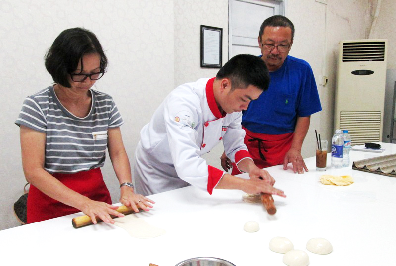 Vợ chồng chú Nguyên (Mỹ) học làm bánh mì để kinh doanh