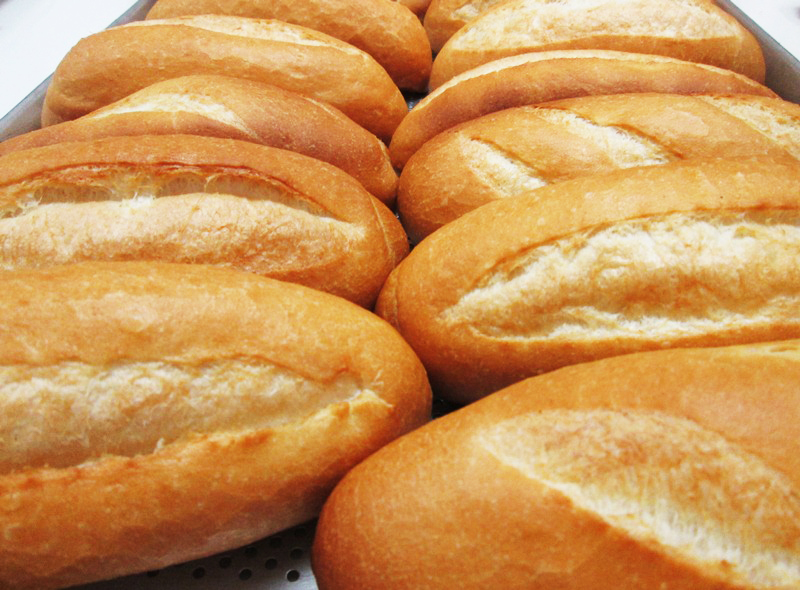 Vợ chồng chú Nguyên (Mỹ) học làm bánh mì để kinh doanh
