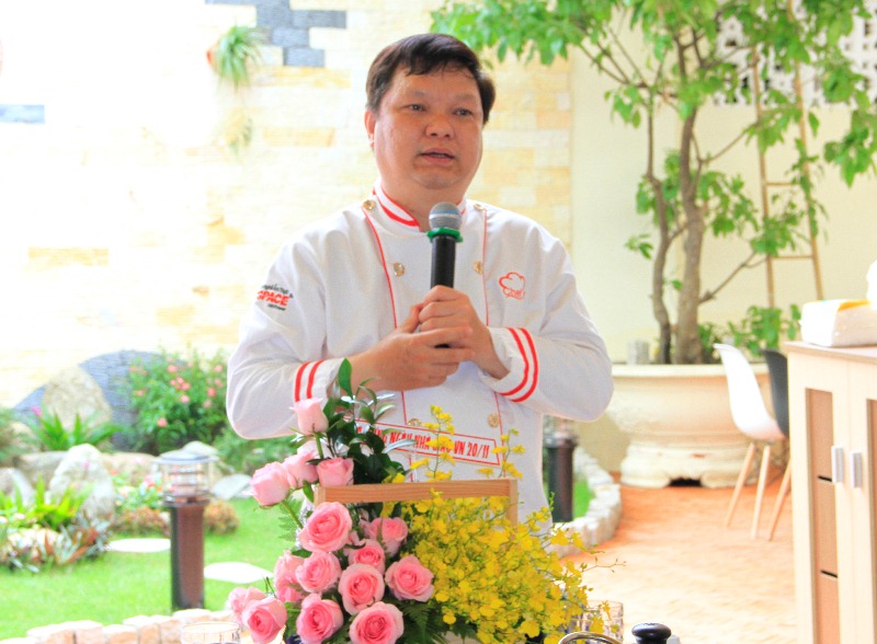 Thầy trò rạng rỡ trong Lễ tri ân Ngày nhà giáo Việt Nam