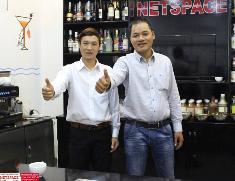 Anh Nam học rang xay cafe để kinh doanh