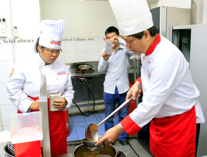 Chị Trang học nấu Bún Bò Huế để mở quán