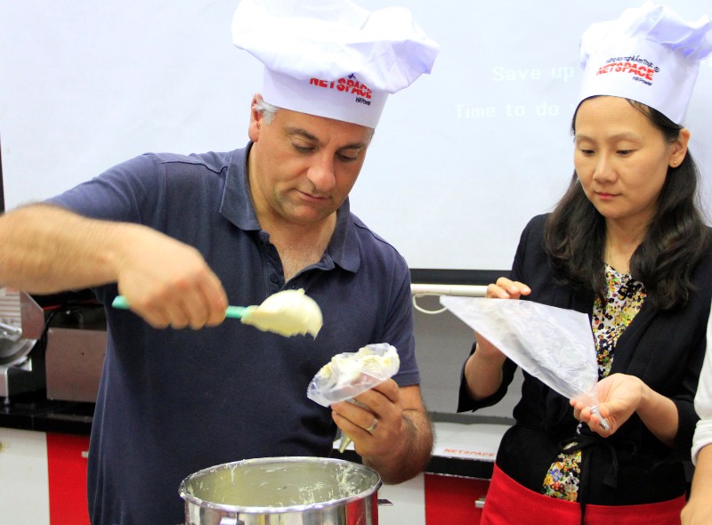 Khách nước ngoài hào hứng trải nghiệm học làm bánh