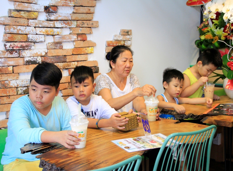 Quán Bánh đúc- Trà sữa Út Bơ hút khách quận Tân Phú