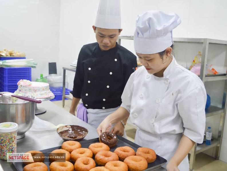Lê Minh Luyến - Tổ trưởng quản lý bếp Bánh tại siêu thị Mường Thanh Luxury Đà Nẵng
