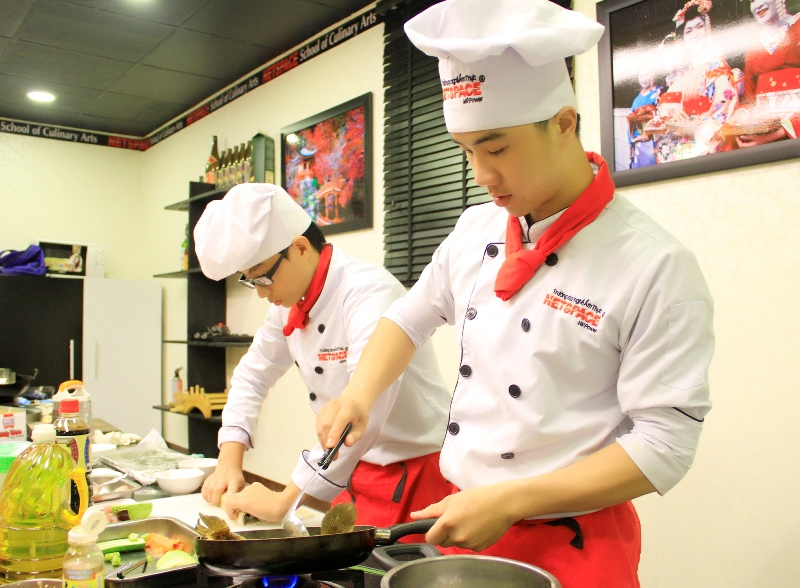 Bản lĩnh của những bạn trẻ đam mê nghề bếp Nhật