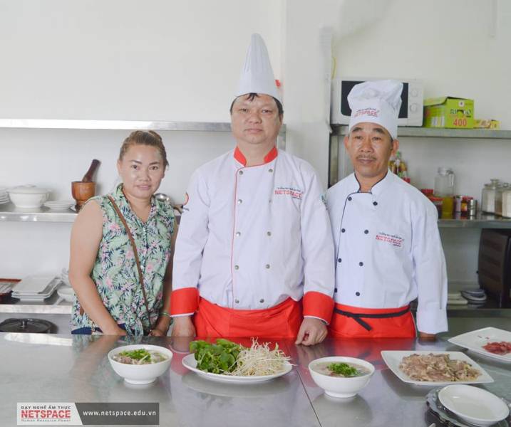 Anh Hiền học nấu Phở để kinh doanh tại Lào