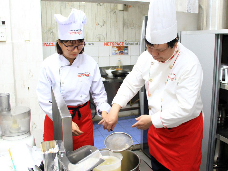 Chị Hường học nấu Hủ tiếu Nam Vang để mở quán