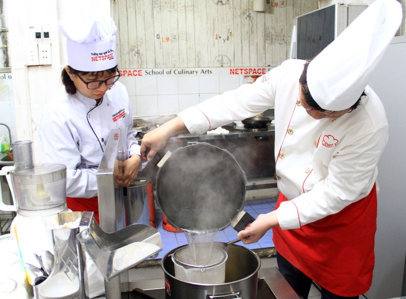 Chị Hường học nấu Hủ tiếu Nam Vang để mở quán