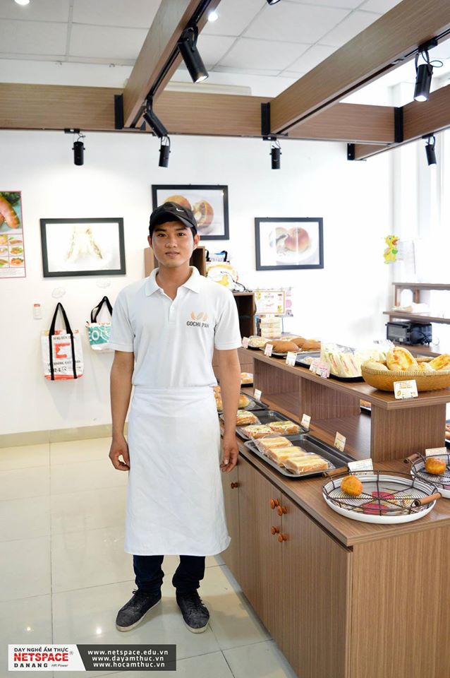 Bạn Đỗ Viết Quang làm việc tại tiệm bánh mì Nhật Gochi Pan