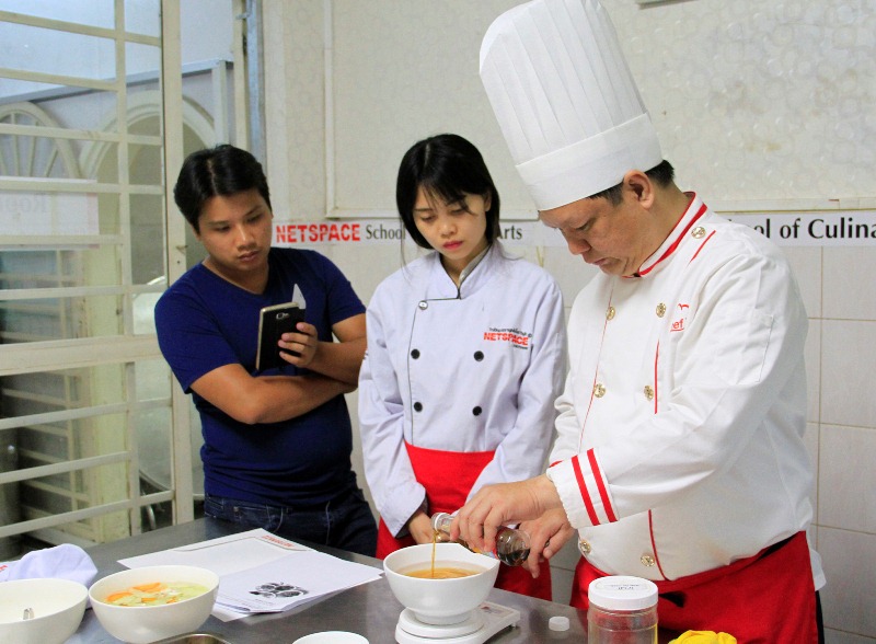 Vợ chồng anh Thuận học bí quyết nấu Phở, Bún chả Hà Nội để kinh doanh