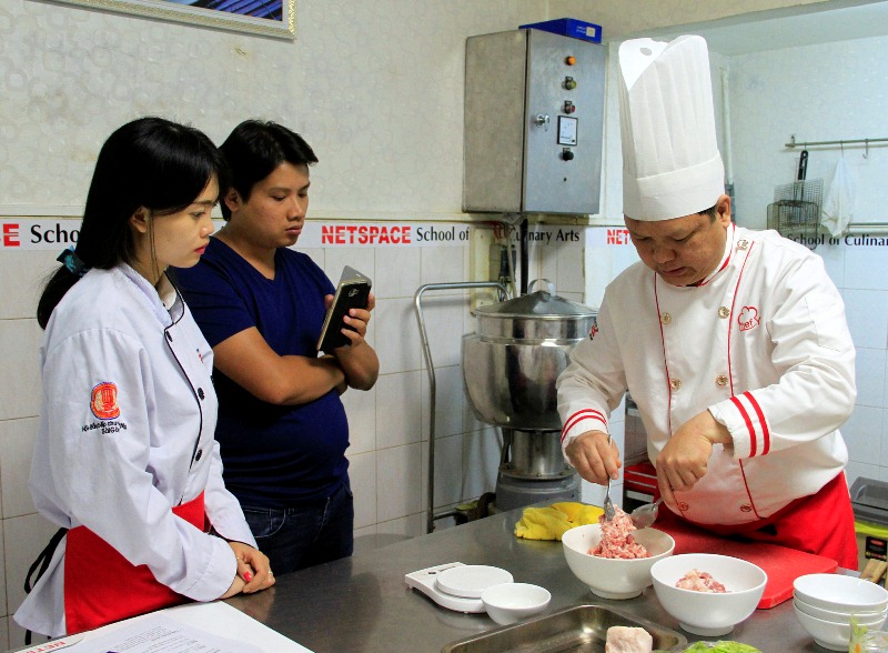 Vợ chồng anh Thuận học bí quyết nấu Phở, Bún chả Hà Nội để kinh doanh