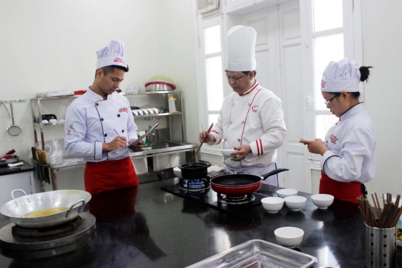 Anh Tạ Quốc Khánh – chủ nhà hàng Gạo Đen (Séc) học món Việt