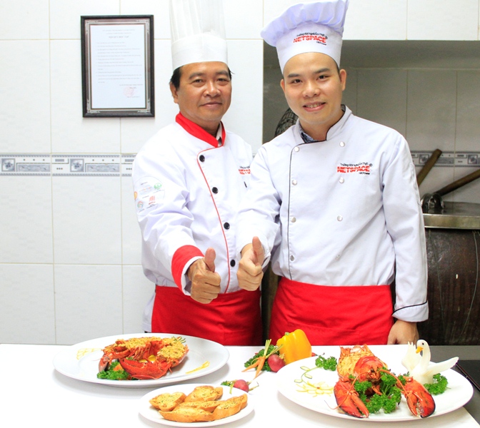 Anh Tuấn học chế biến món ăn từ Tôm hùm để kinh doanh