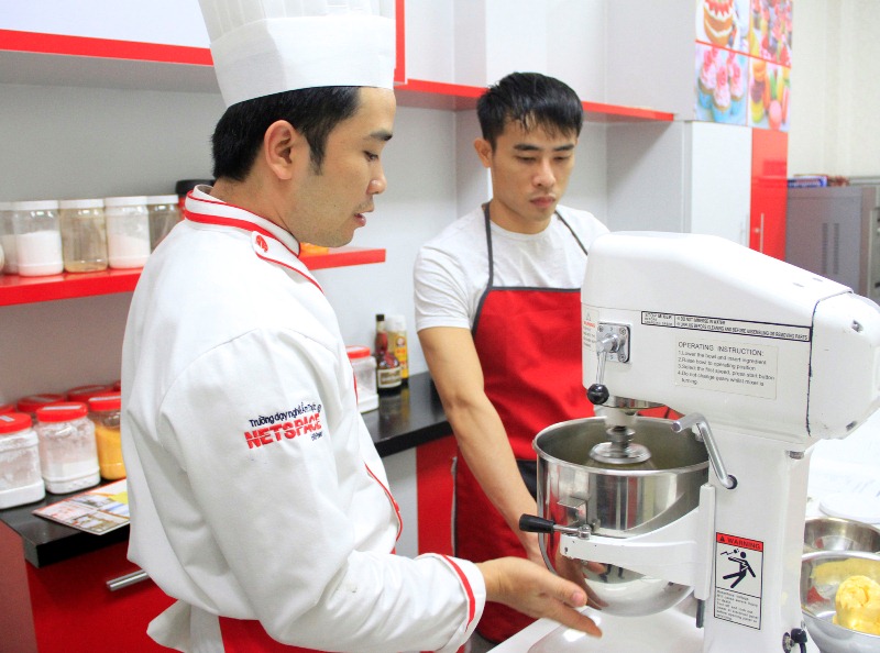 Anh Vân học làm bánh để phát triển mô hình Cafe bánh