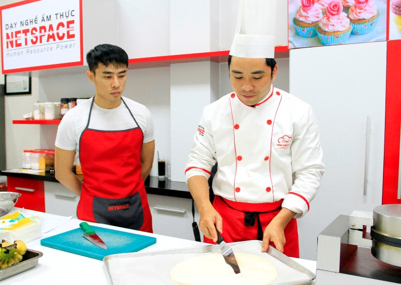 Anh Vân học làm bánh để phát triển mô hình Cafe bánh