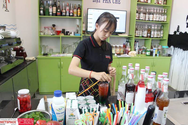 Chị Hồng Hoa học món ăn nhẹ và thức uống để kinh doanh quán cafe
