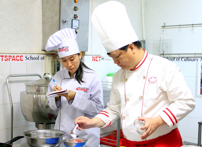 Chị Ngân Hà học nấu Hủ tiếu Nam Vang để mở quán