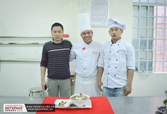 Anh Vũ học nấu hủ tiếu để kinh doanh tại Đà Nẵng
