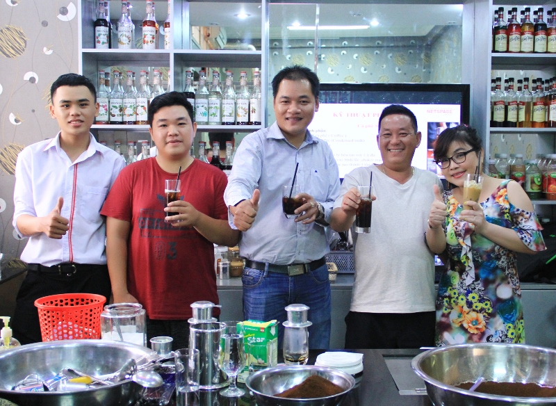 Gia đình anh Tân học rang xay cà phê để mở quán tại Vũng Tàu