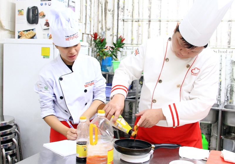 Chị Thụy học nấu Hủ tiếu Nam Vang để mở quán tại Đà Lạt