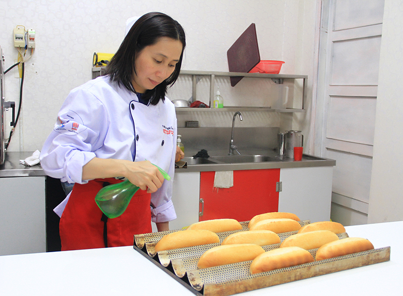 Chị Hiếu học Phở và Bánh mì Việt Nam để kinh doanh tại Toronto, Canada