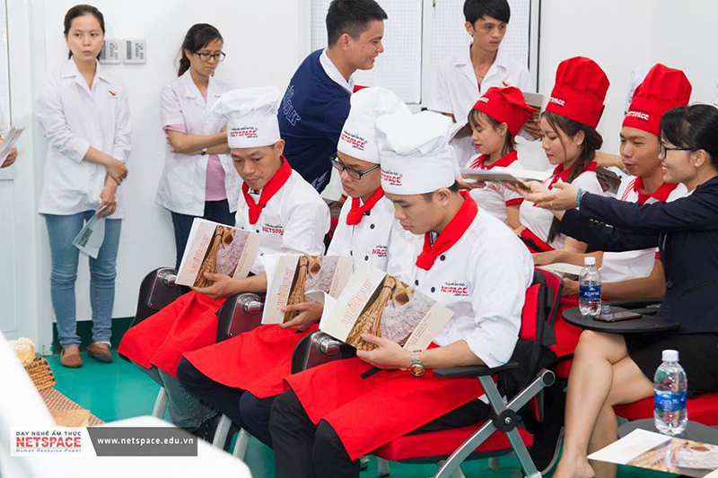 Học viên khám phá quy trình sản xuất bột làm bánh hiện đại tại nhà máy UniFlour